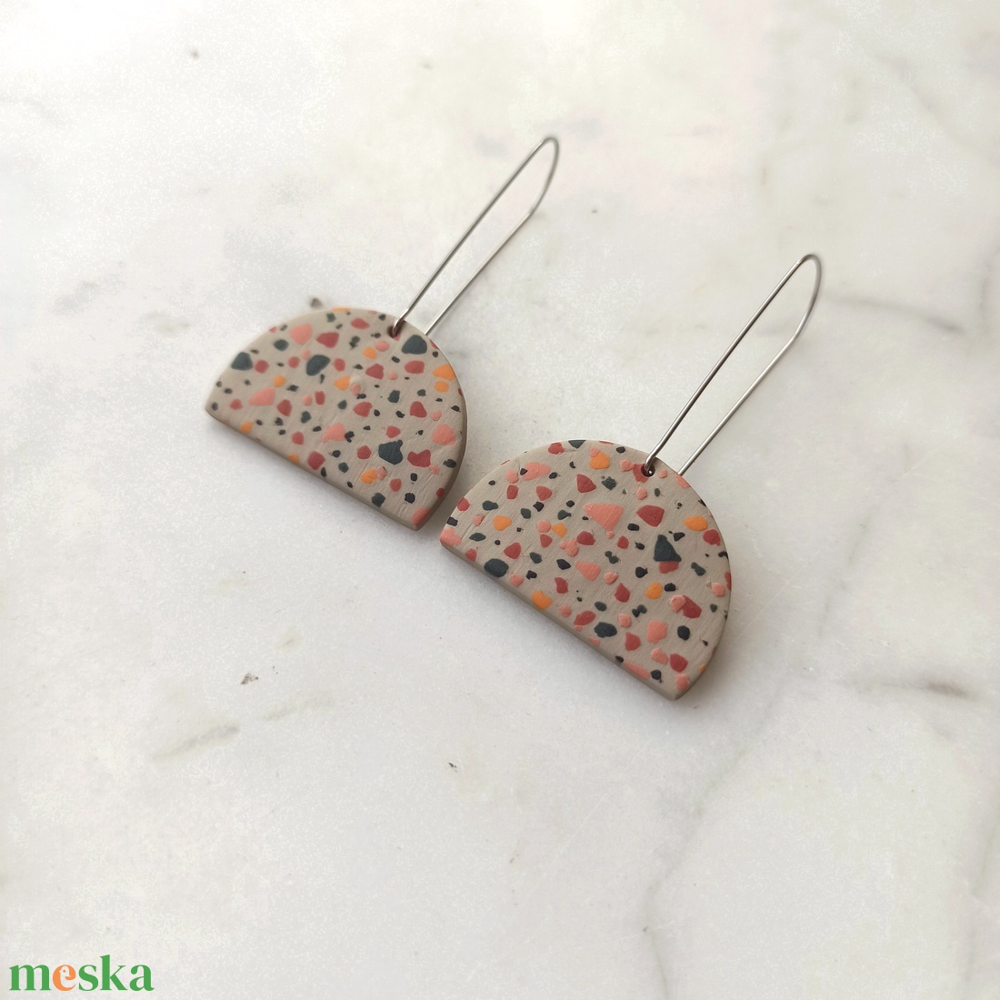 Terrazzo mintájú félkör fülbevaló - ékszer - fülbevaló - lógó fülbevaló - Meska.hu