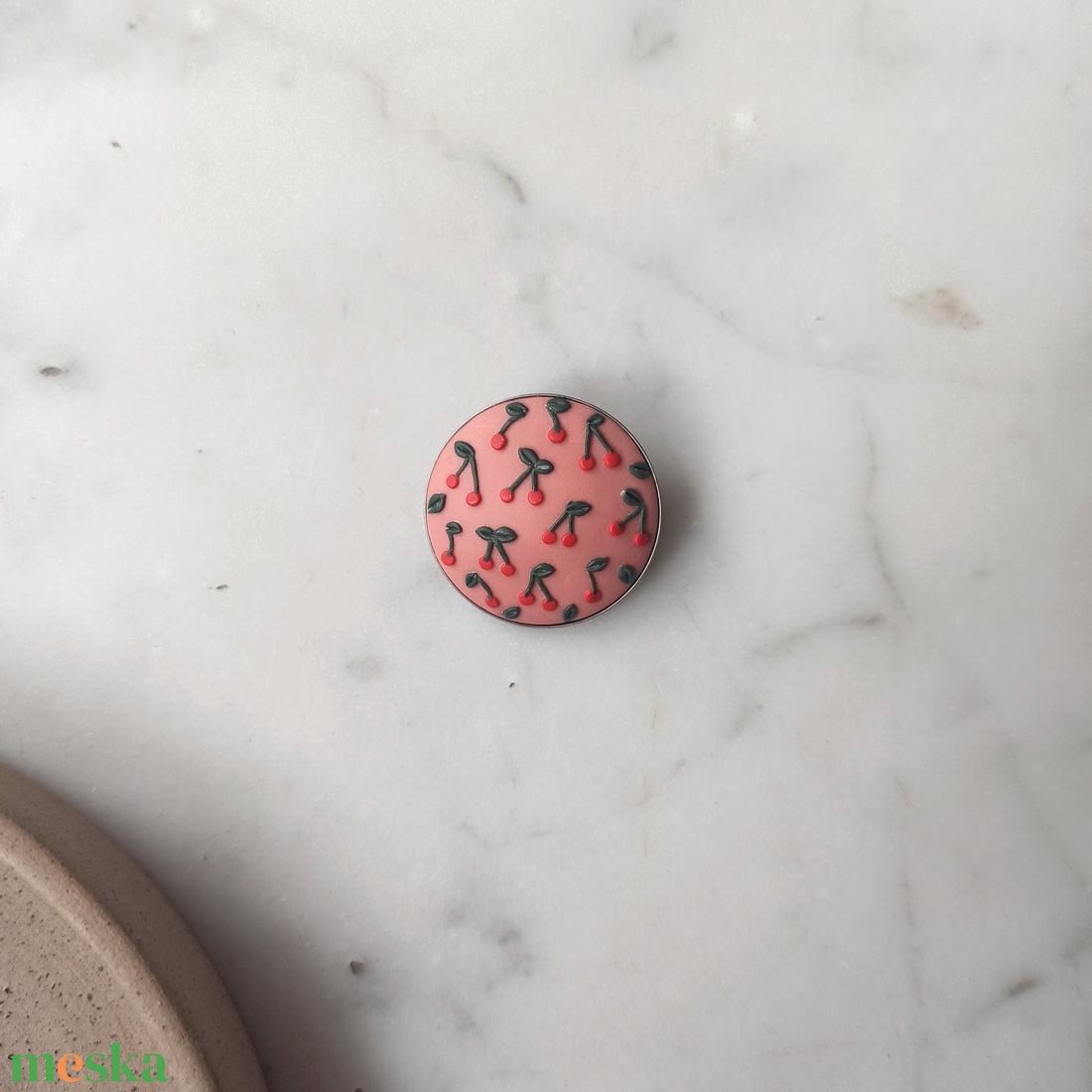 Cseresznyés gyurma kitűző - ékszer - kitűző és bross - Meska.hu