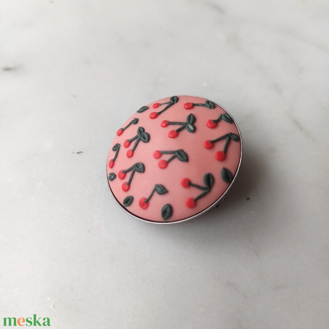 Cseresznyés gyurma kitűző - ékszer - kitűző és bross - Meska.hu