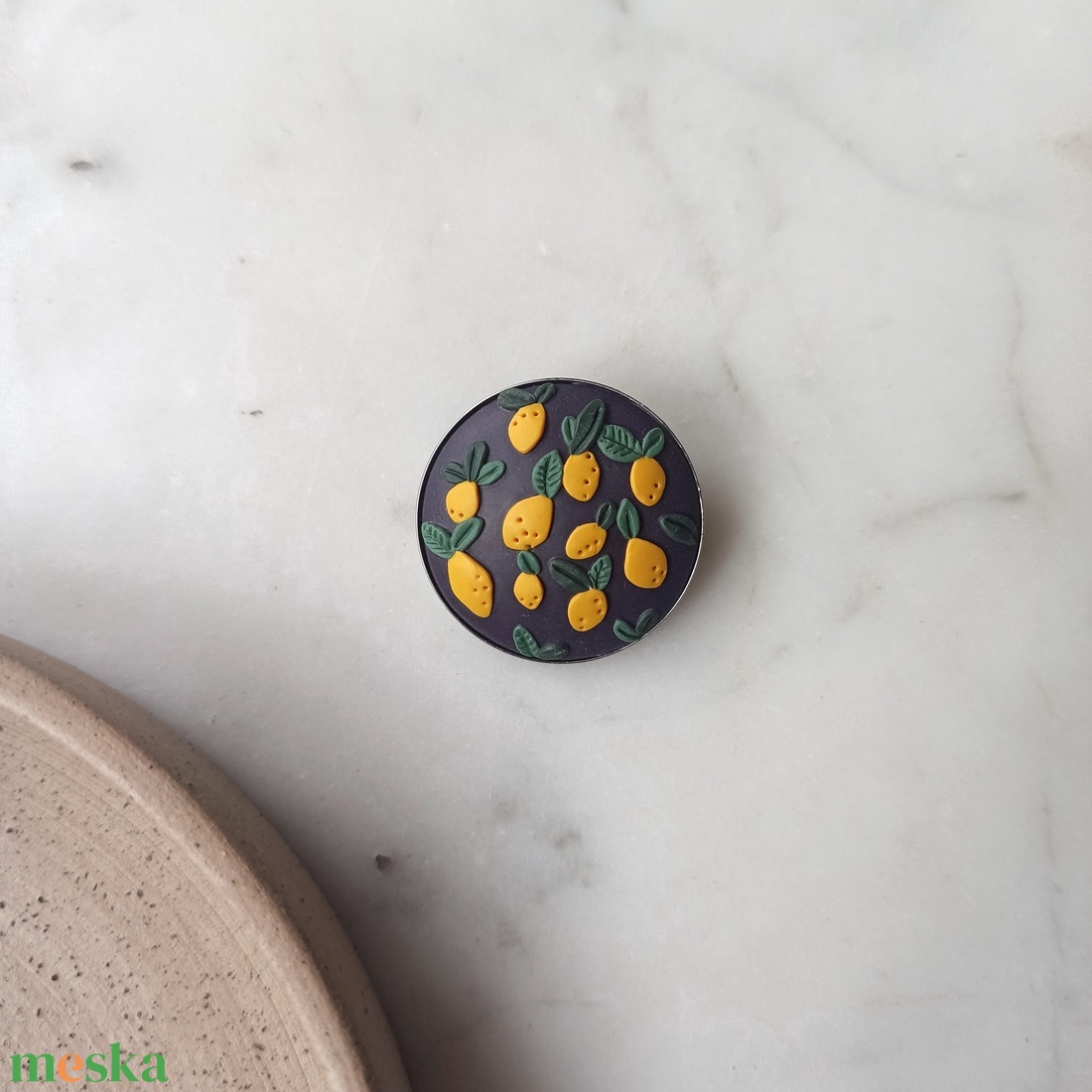 Citromos gyurma kitűző - ékszer - kitűző és bross - Meska.hu