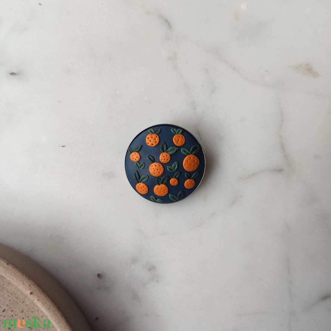 Narancsos gyurma kitűző - ékszer - kitűző és bross - Meska.hu