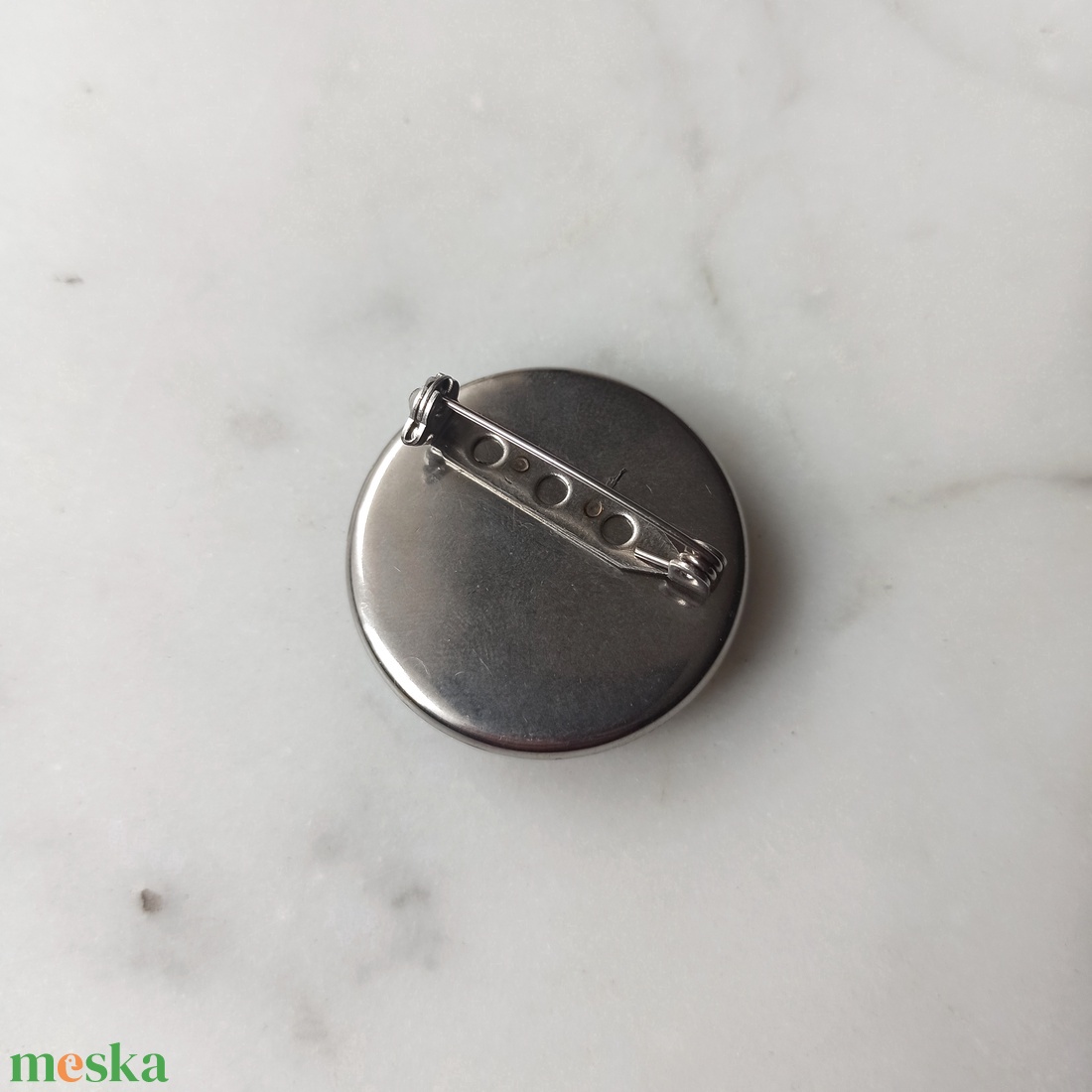 Narancsos gyurma kitűző - ékszer - kitűző és bross - Meska.hu