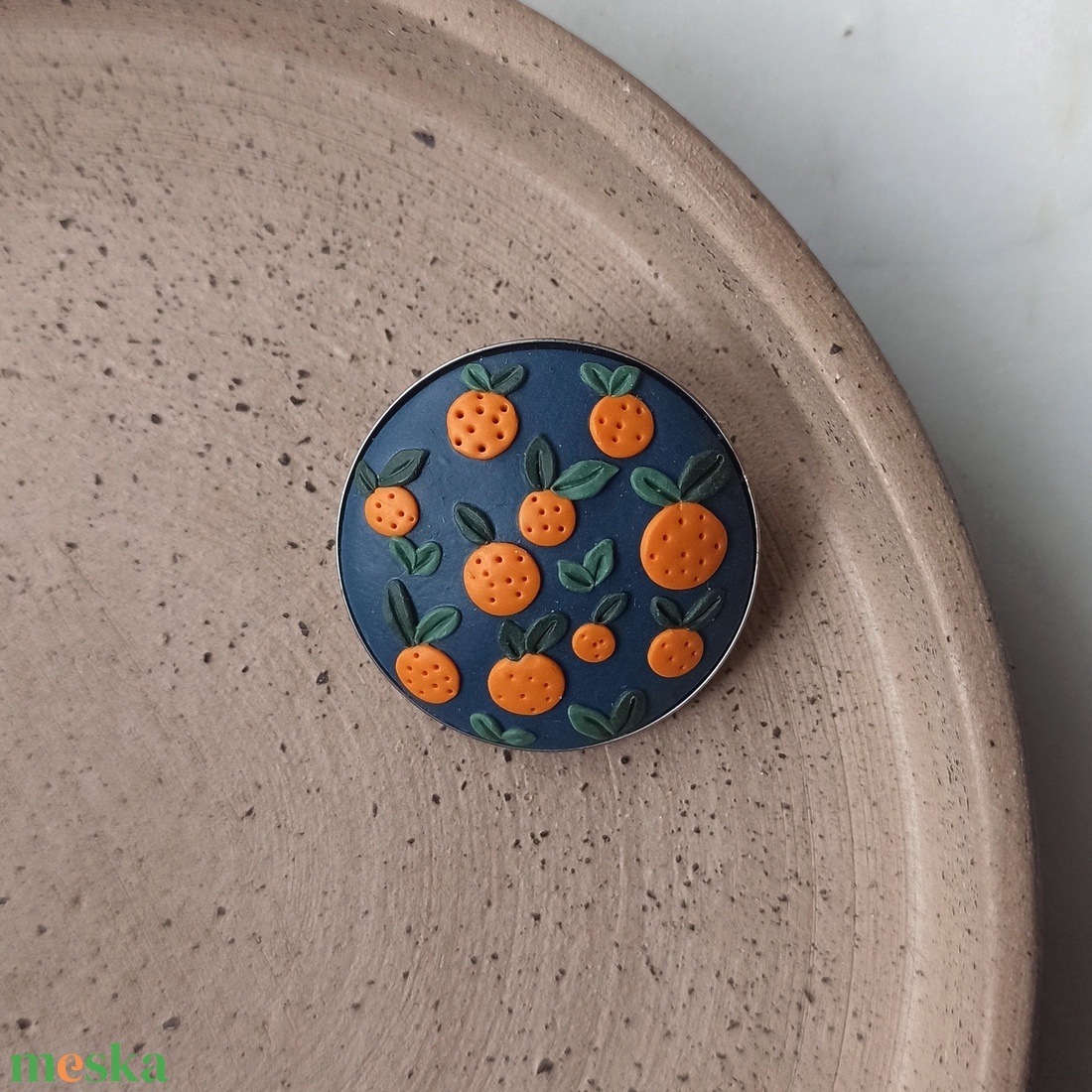 Narancsos gyurma kitűző - ékszer - kitűző és bross - Meska.hu