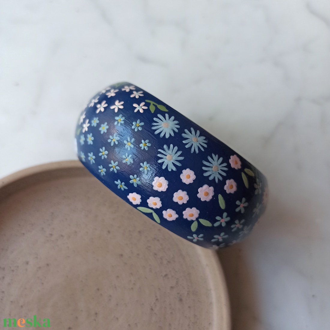 Virágos festett fa karkötő - ékszer - karkötő - karperec - Meska.hu