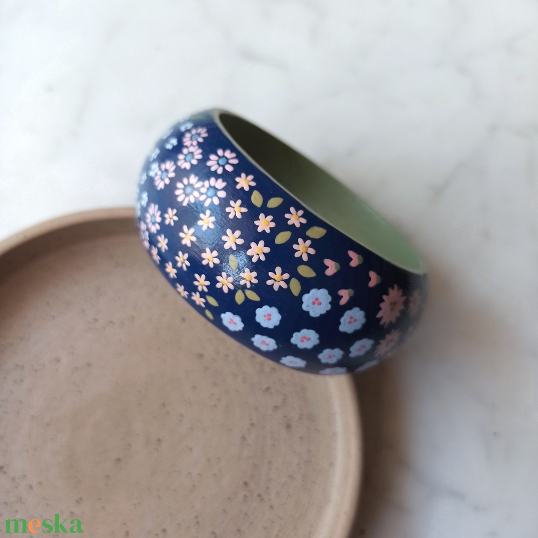 Virágos festett fa karkötő - ékszer - karkötő - karperec - Meska.hu