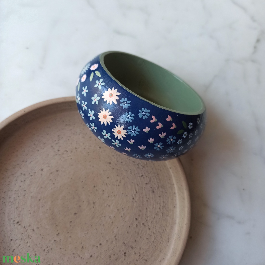 Virágos festett fa karkötő - ékszer - karkötő - karperec - Meska.hu