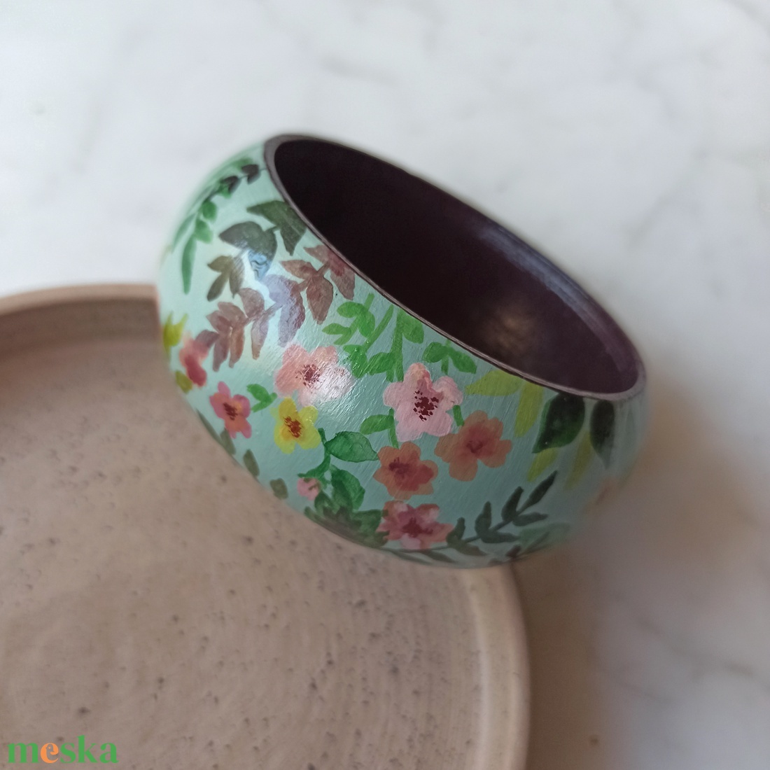 Virágos festett fa karkötő - ékszer - karkötő - karperec - Meska.hu