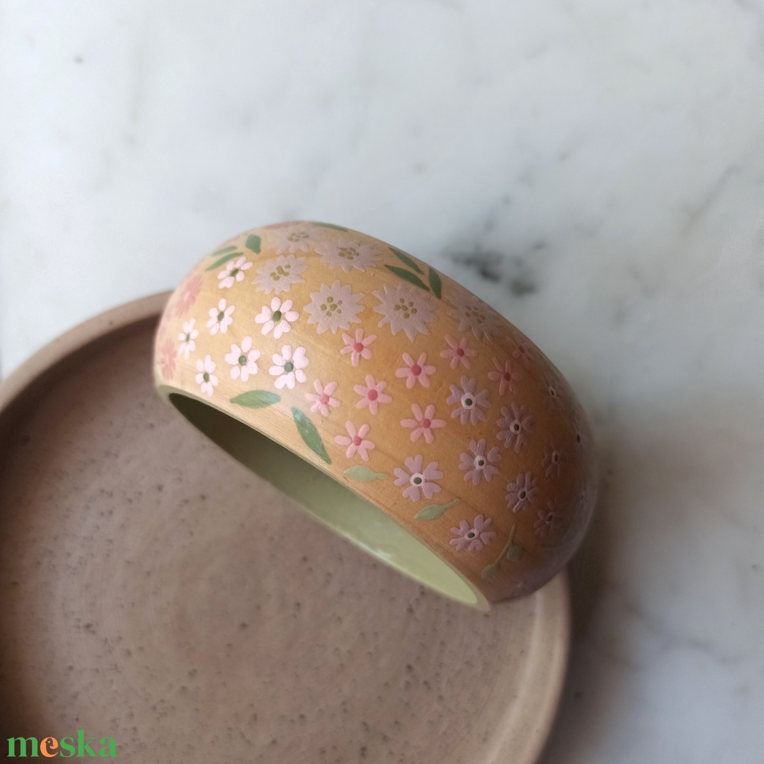 Virágos festett fa karkötő - ékszer - karkötő - karperec - Meska.hu