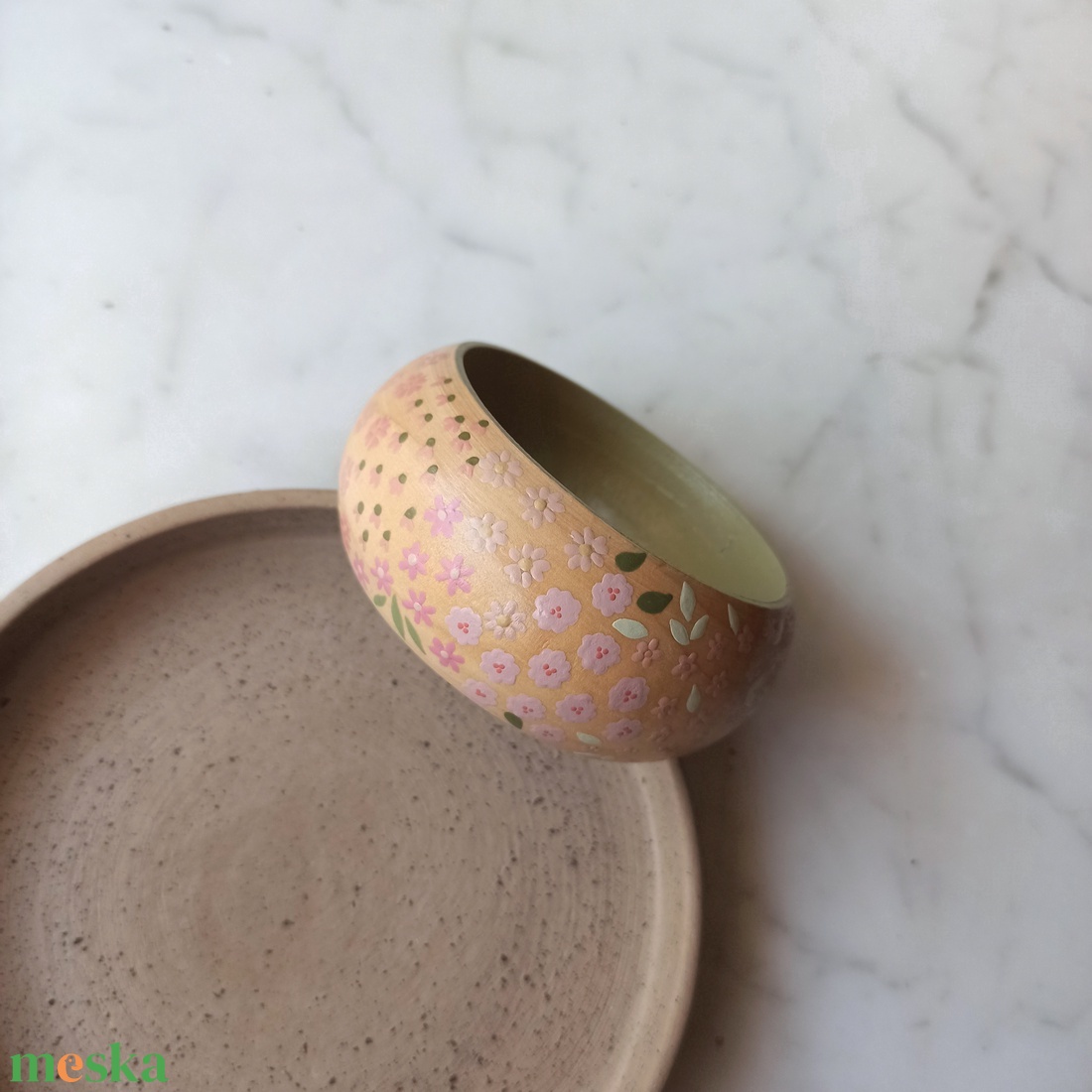 Virágos festett fa karkötő - ékszer - karkötő - karperec - Meska.hu