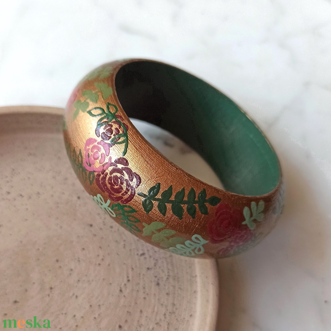 Rózsás festett fa karkötő - ékszer - karkötő - karperec - Meska.hu