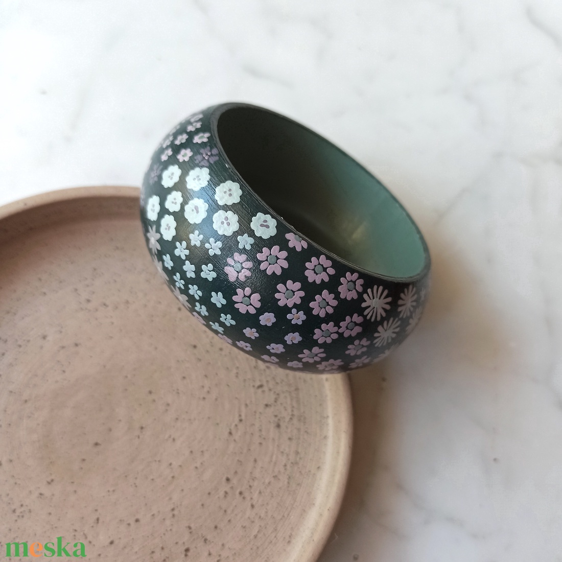 Virágos festett fa karkötő - ékszer - karkötő - karperec - Meska.hu