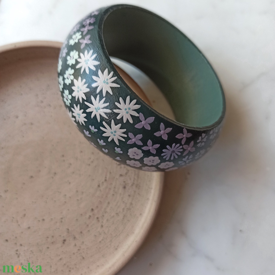 Virágos festett fa karkötő - ékszer - karkötő - karperec - Meska.hu