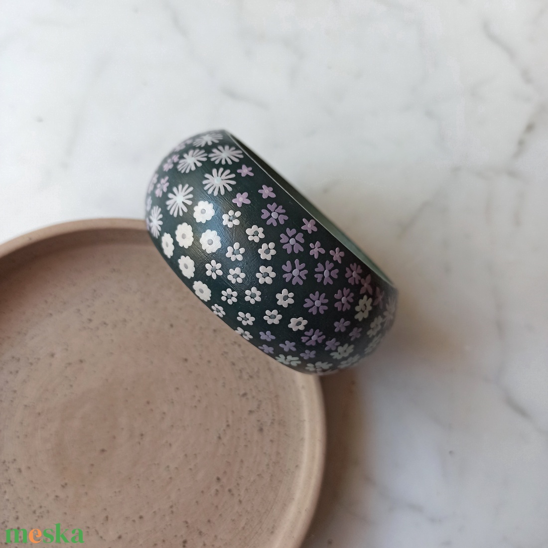 Virágos festett fa karkötő - ékszer - karkötő - karperec - Meska.hu