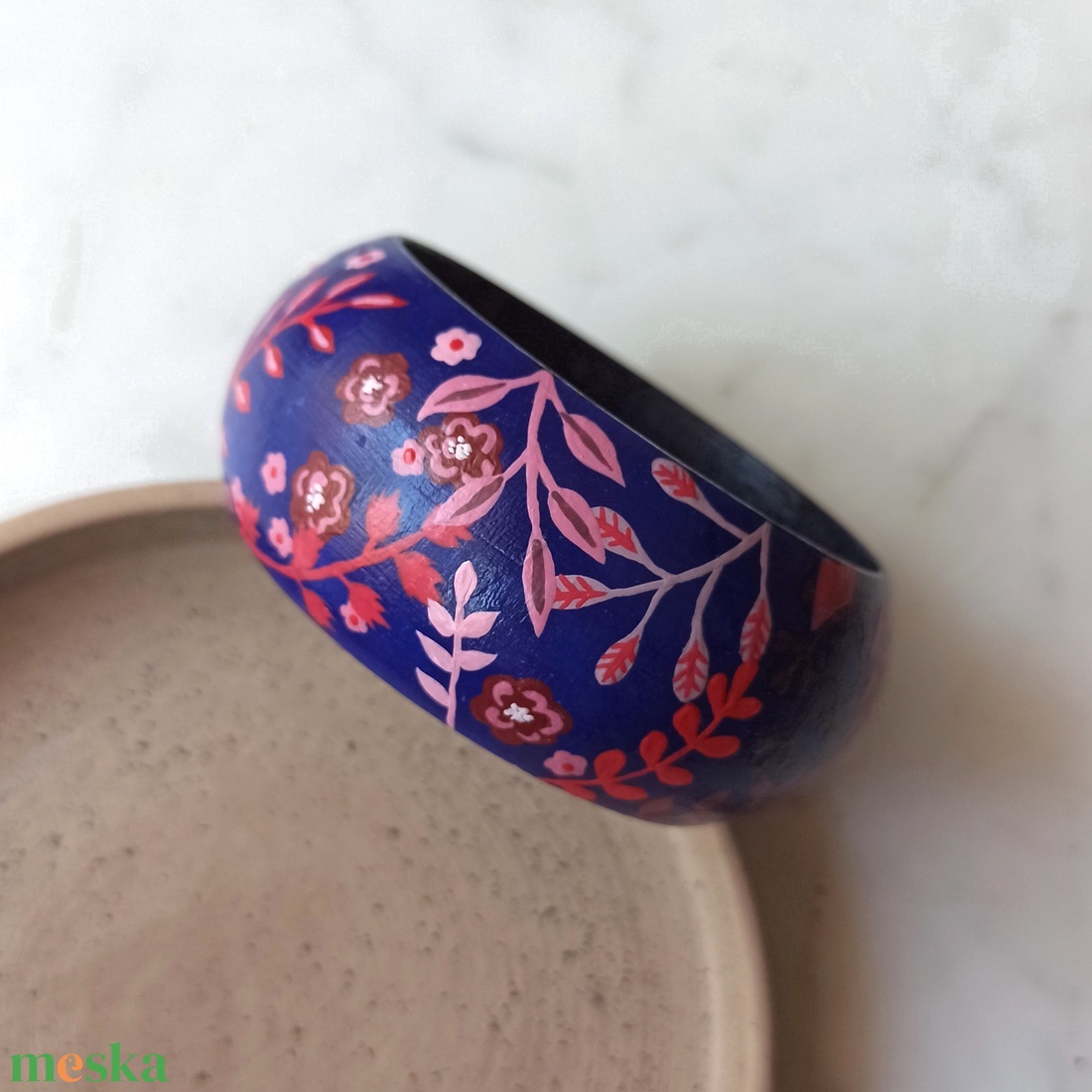 Virágos festett fa karkötő - ékszer - karkötő - karperec - Meska.hu