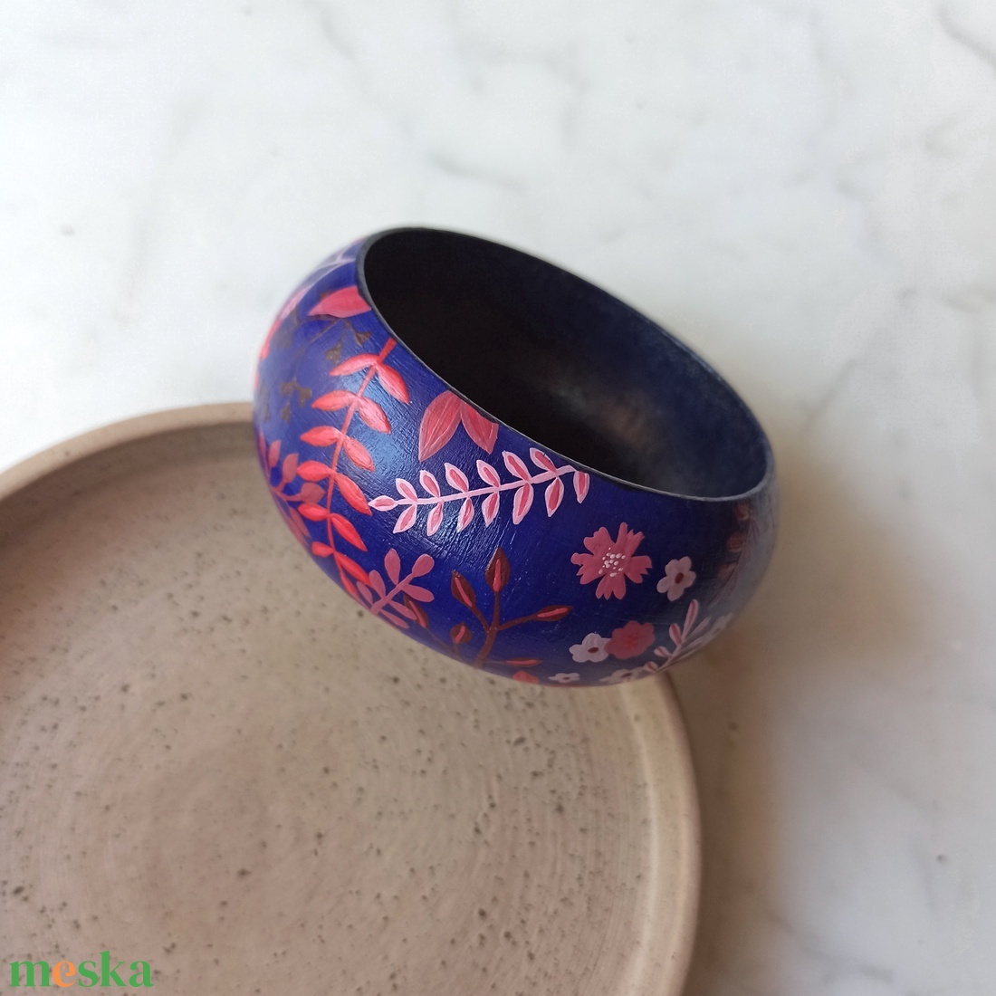 Virágos festett fa karkötő - ékszer - karkötő - karperec - Meska.hu