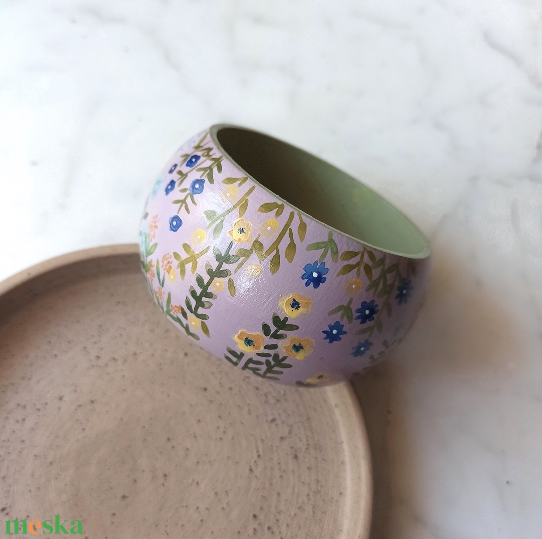 Virágos festett fa karkötő - ékszer - karkötő - karperec - Meska.hu