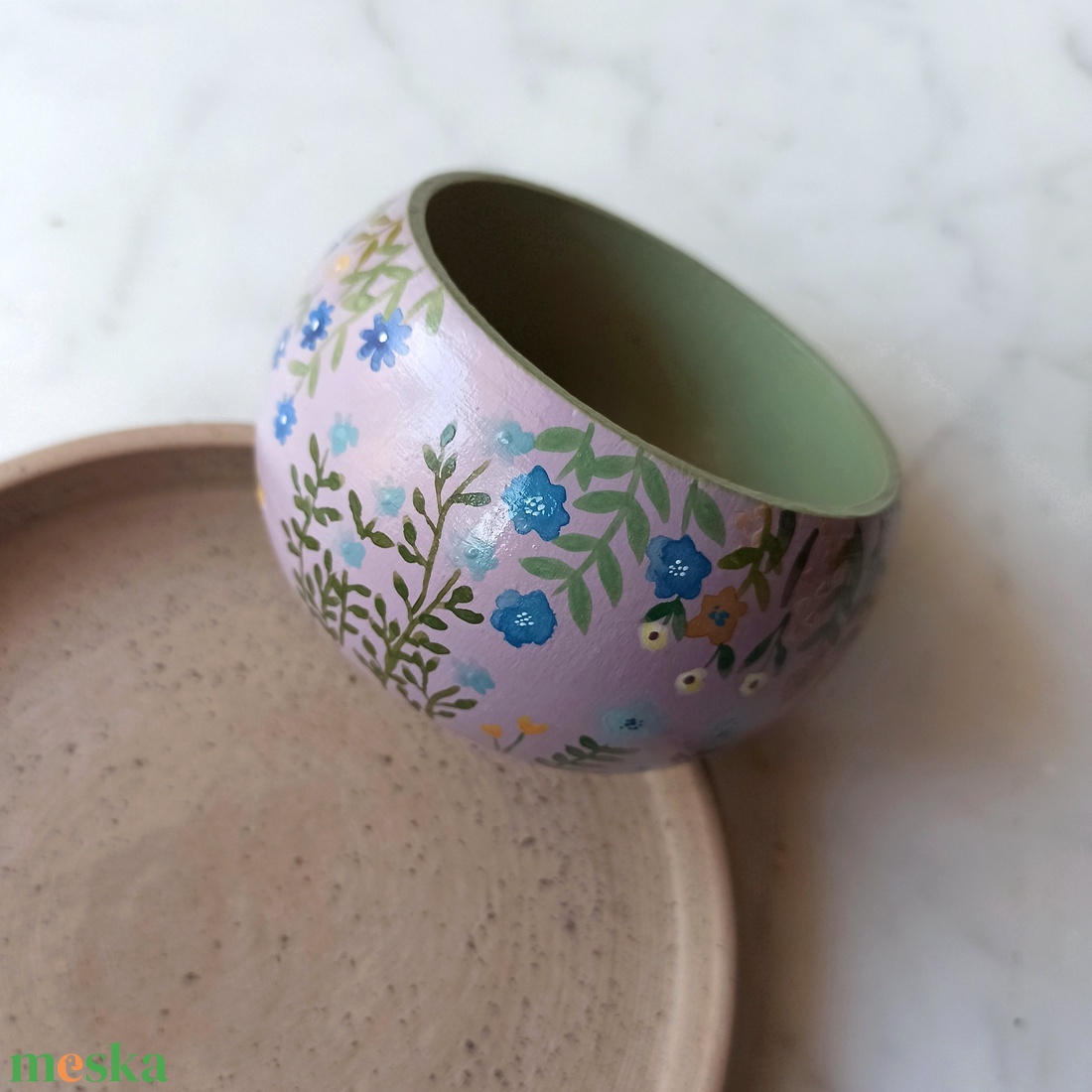 Virágos festett fa karkötő - ékszer - karkötő - karperec - Meska.hu