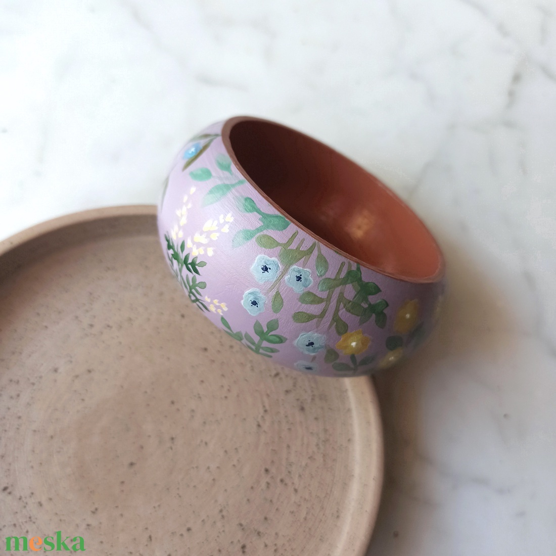 Virágos festett fa karkötő - ékszer - karkötő - karperec - Meska.hu