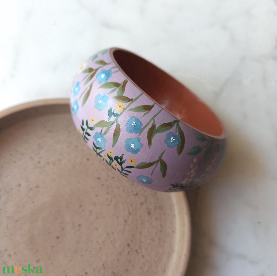 Virágos festett fa karkötő - ékszer - karkötő - karperec - Meska.hu