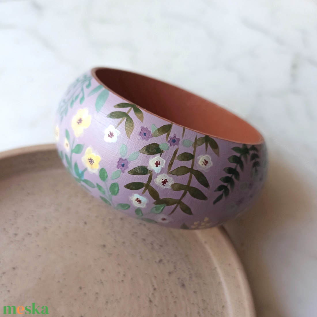 Virágos festett fa karkötő - ékszer - karkötő - karperec - Meska.hu