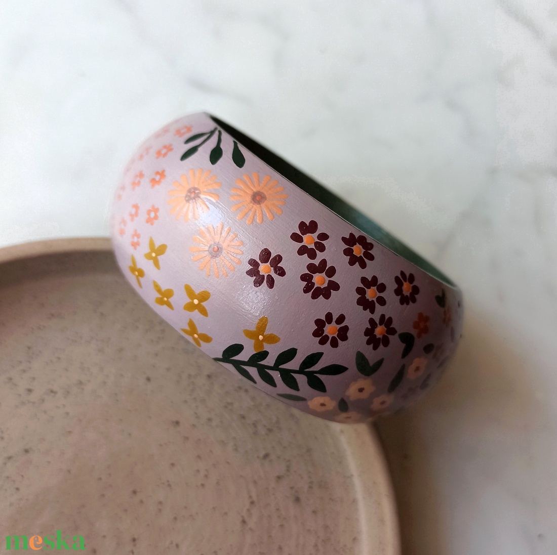 Virágos festett fa karkötő - ékszer - karkötő - karperec - Meska.hu