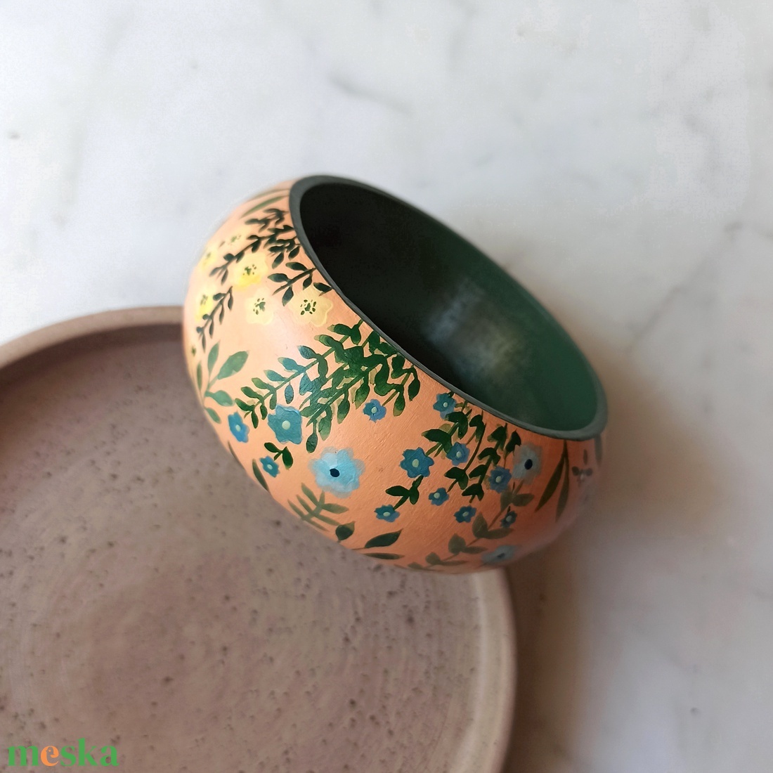 Virágos festett fa karkötő - ékszer - karkötő - karperec - Meska.hu