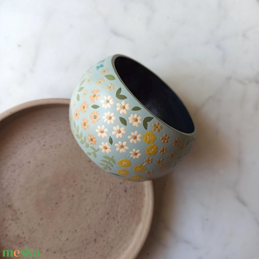 Virágos festett fa karkötő - ékszer - karkötő - karperec - Meska.hu