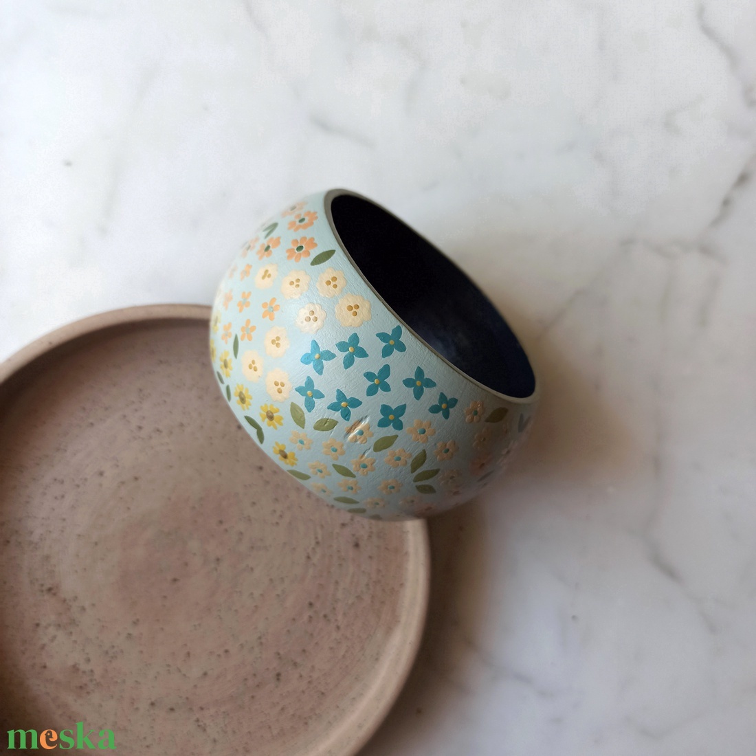 Virágos festett fa karkötő - ékszer - karkötő - karperec - Meska.hu