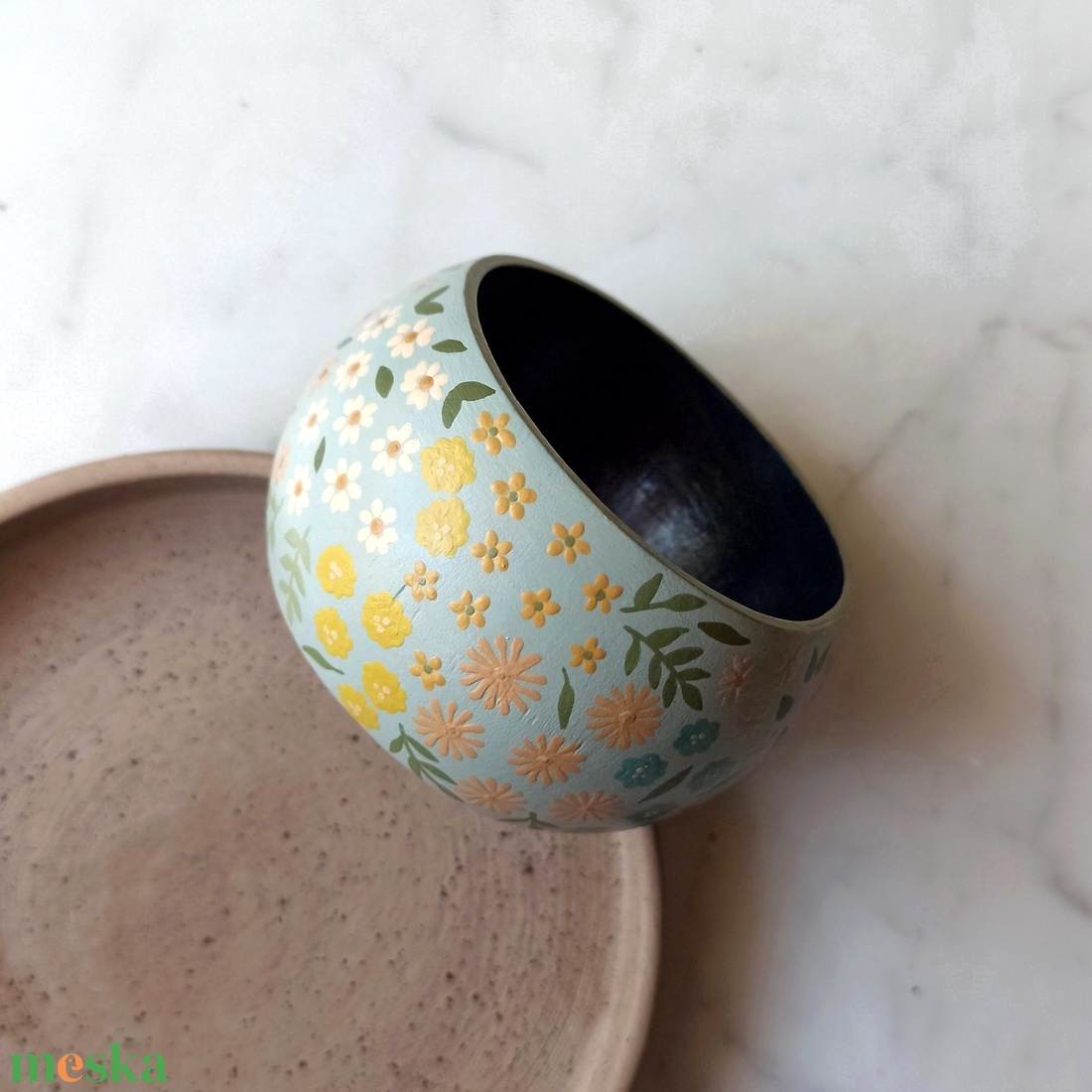 Virágos festett fa karkötő - ékszer - karkötő - karperec - Meska.hu