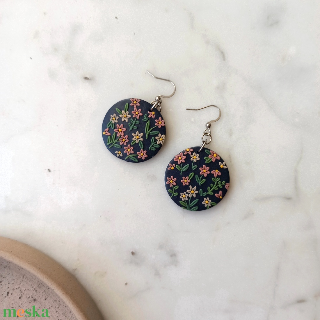Virágos fülbevaló - ékszer - fülbevaló - lógó fülbevaló - Meska.hu