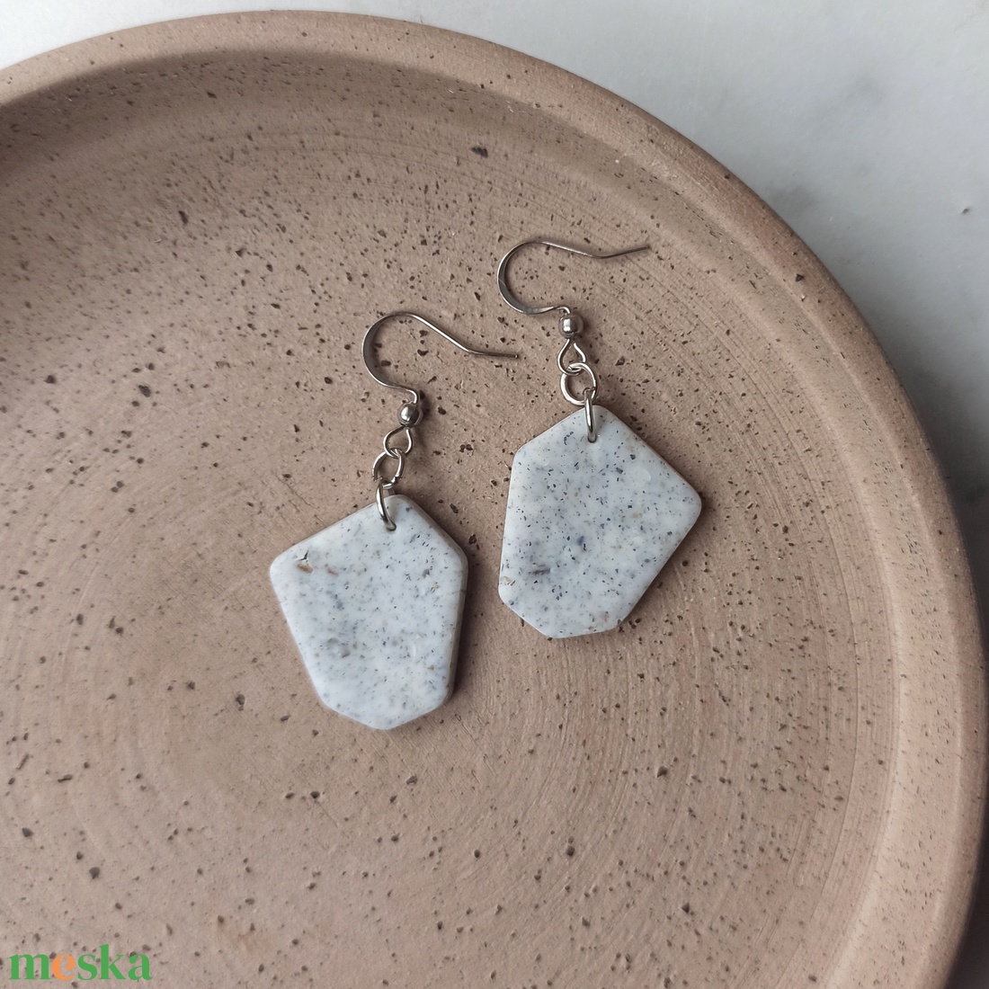 Szögletes gyurma fülbevaló - ékszer - fülbevaló - lógó fülbevaló - Meska.hu