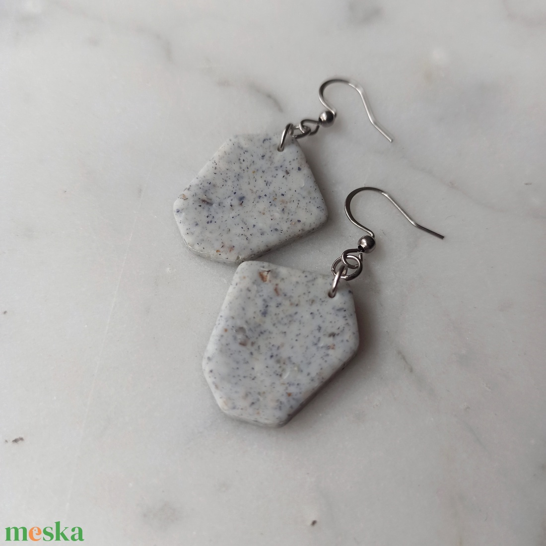 Szögletes gyurma fülbevaló - ékszer - fülbevaló - lógó fülbevaló - Meska.hu