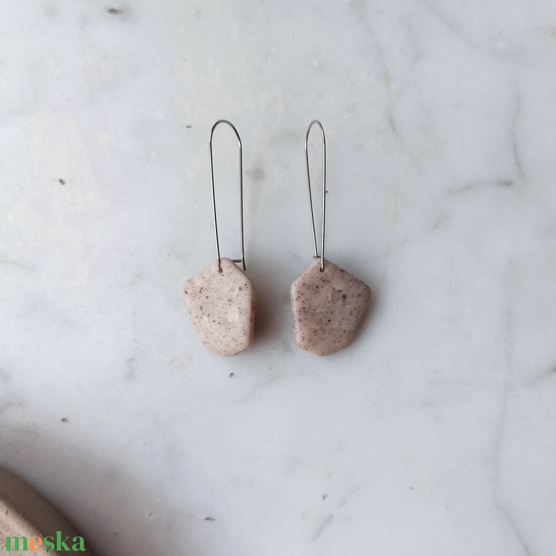 Szögletes gyurma fülbevaló - ékszer - fülbevaló - lógó fülbevaló - Meska.hu