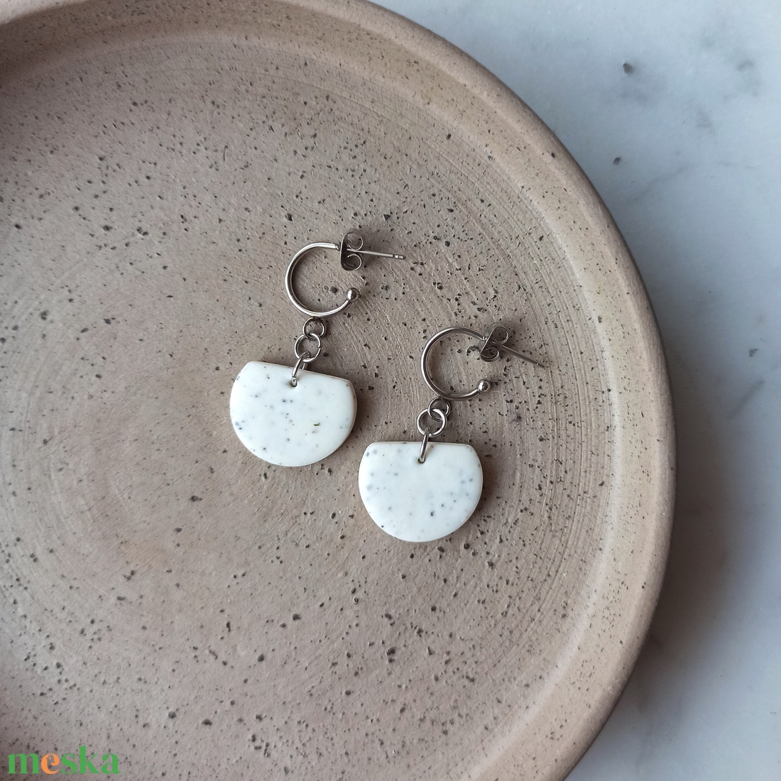 Félkör bedugós gyurma fülbevaló - ékszer - fülbevaló - lógó fülbevaló - Meska.hu