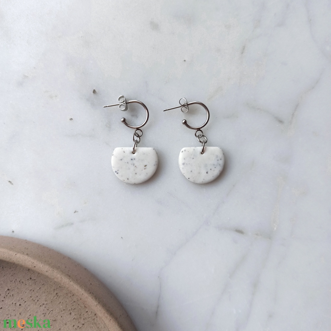 Félkör bedugós gyurma fülbevaló - ékszer - fülbevaló - lógó fülbevaló - Meska.hu