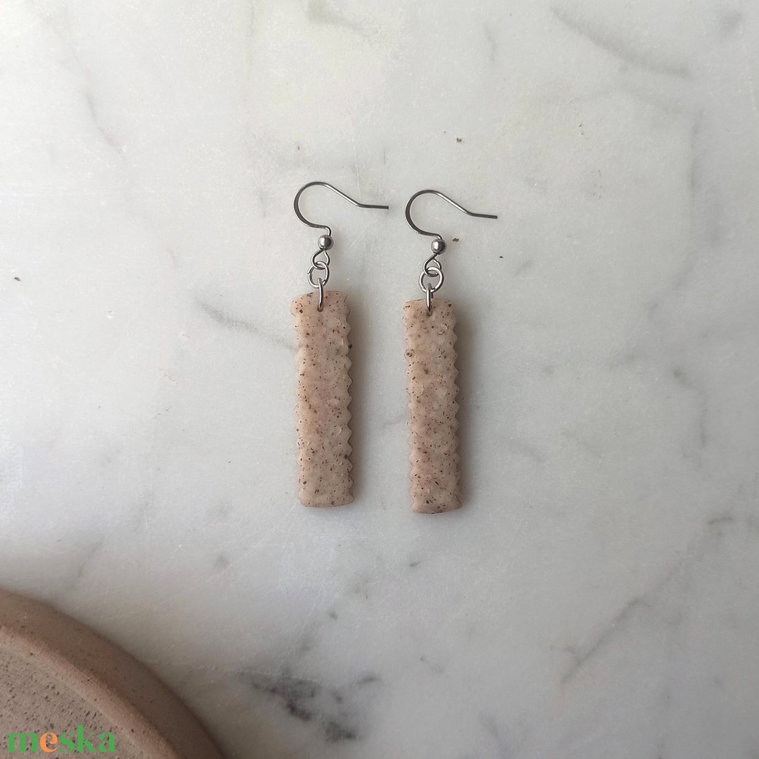 Cikkcakk gyurma fülbevaló - ékszer - fülbevaló - lógó fülbevaló - Meska.hu