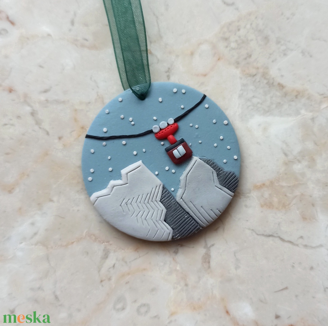 Gyurma karácsonyfadísz - sífelvonó - karácsony - karácsonyi lakásdekoráció - karácsonyfadíszek - Meska.hu