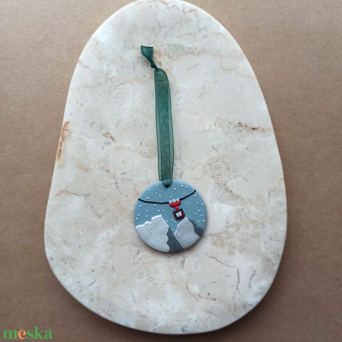 Gyurma karácsonyfadísz - sífelvonó - karácsony - karácsonyi lakásdekoráció - karácsonyfadíszek - Meska.hu