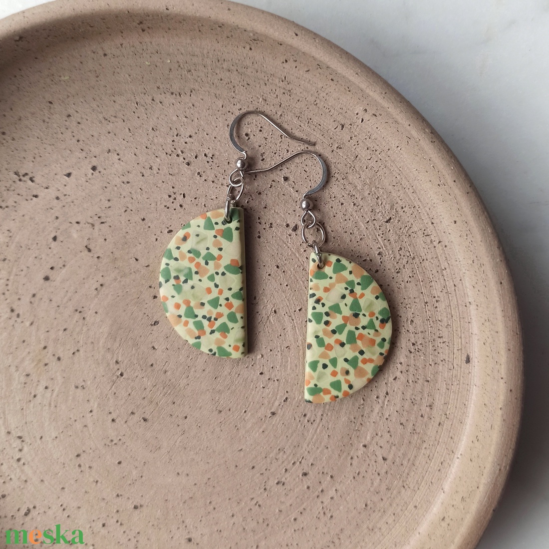 Terrazzo mintájú félkör fülbevaló - ékszer - fülbevaló - lógó fülbevaló - Meska.hu