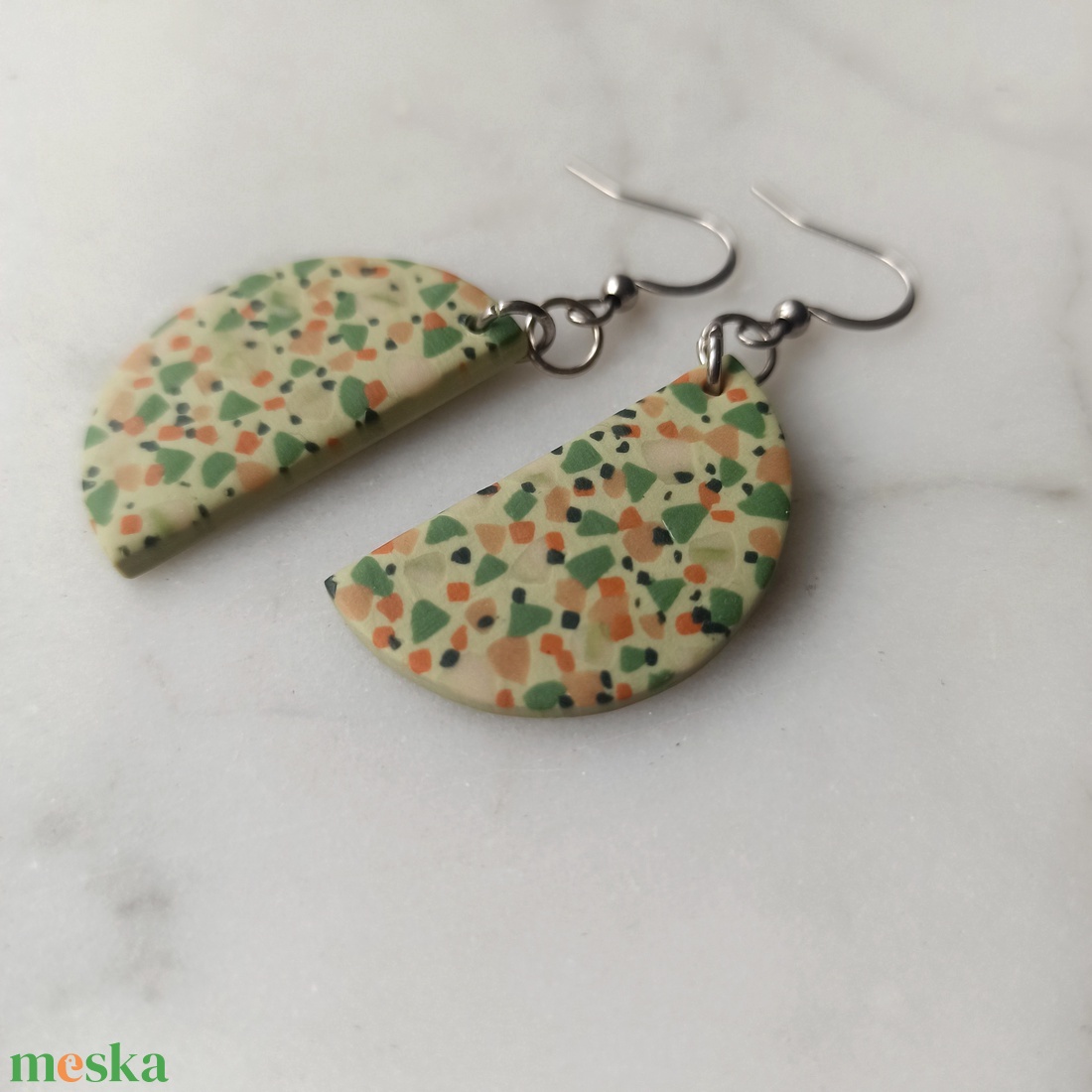 Terrazzo mintájú félkör fülbevaló - ékszer - fülbevaló - lógó fülbevaló - Meska.hu