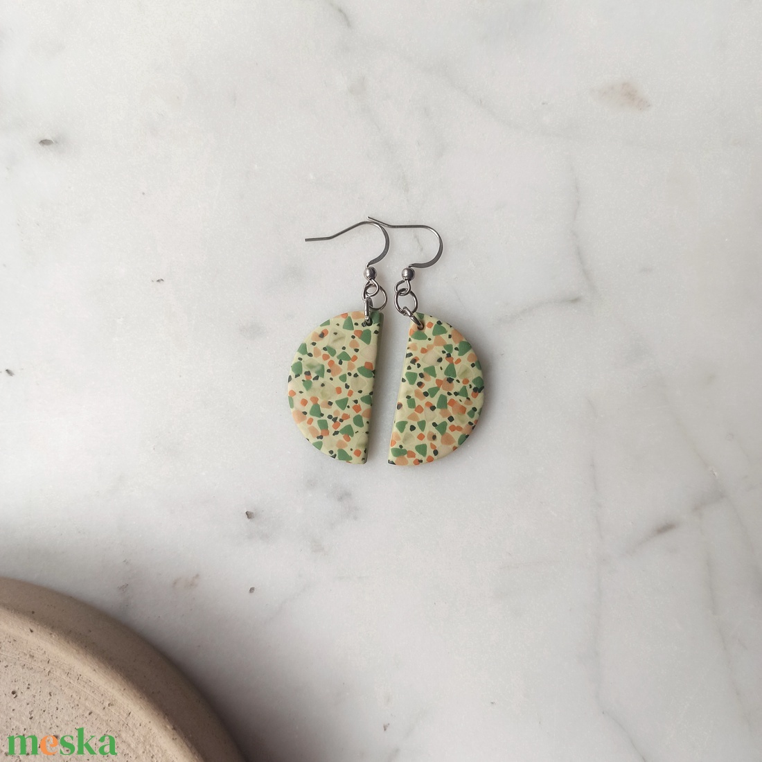 Terrazzo mintájú félkör fülbevaló - ékszer - fülbevaló - lógó fülbevaló - Meska.hu