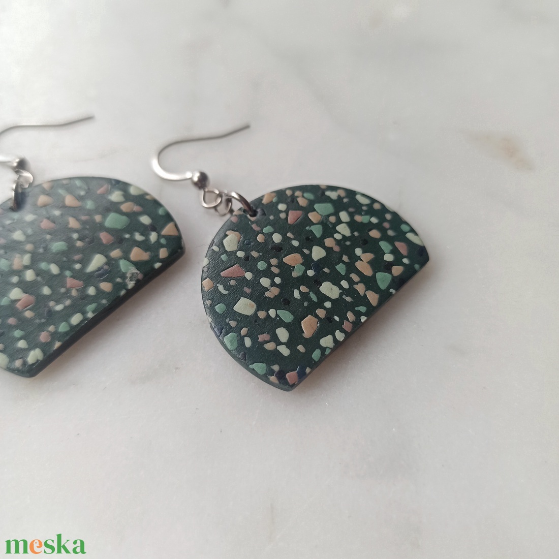 Terrazzo mintájú félkör fülbevaló - ékszer - fülbevaló - lógó fülbevaló - Meska.hu