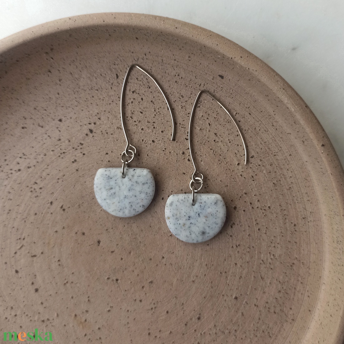 Félkör bedugós gyurma fülbevaló - ékszer - fülbevaló - lógó fülbevaló - Meska.hu