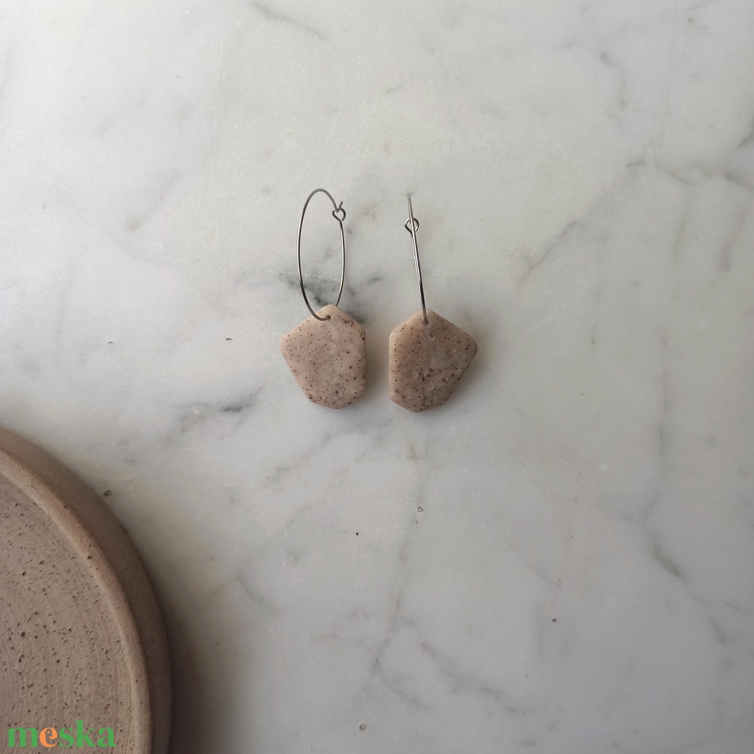 Szögletes gyurma fülbevaló - ékszer - fülbevaló - lógó fülbevaló - Meska.hu