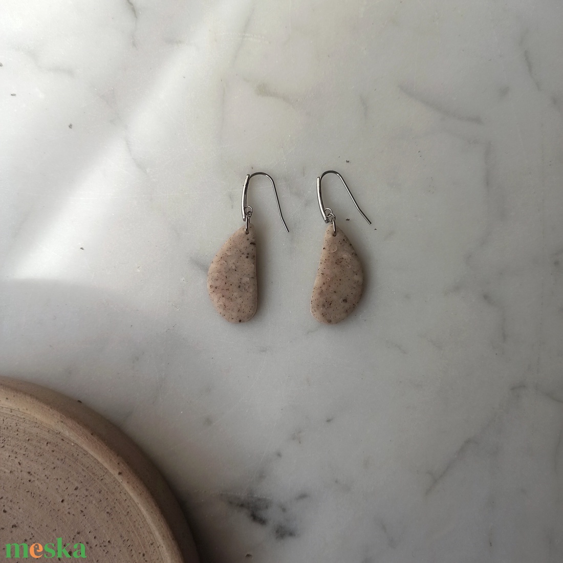 Csepp bedugós gyurma fülbevaló - ékszer - fülbevaló - lógó fülbevaló - Meska.hu