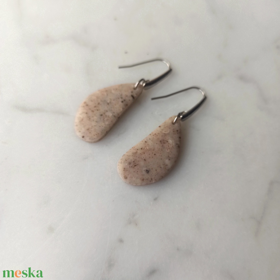 Csepp bedugós gyurma fülbevaló - ékszer - fülbevaló - lógó fülbevaló - Meska.hu