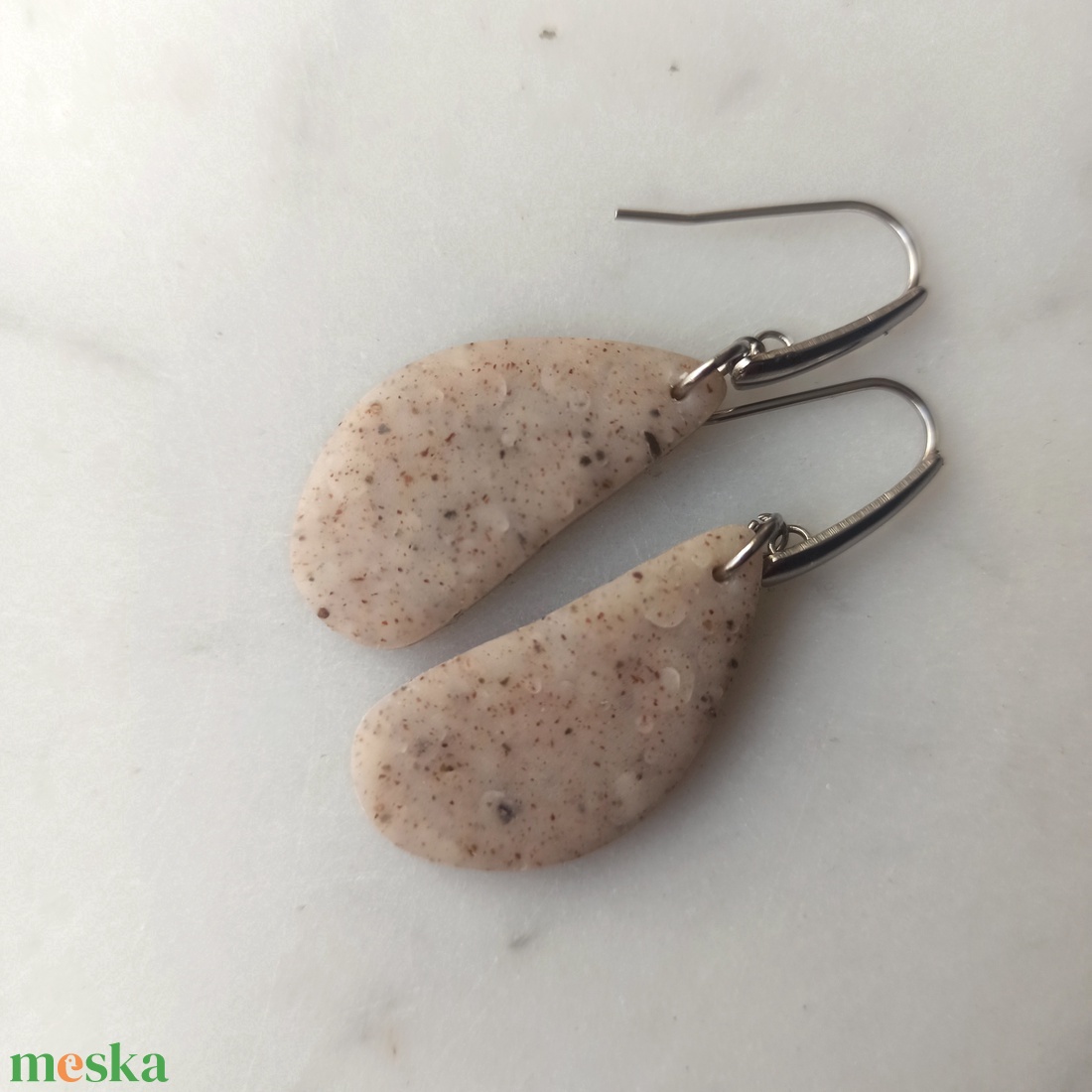 Csepp bedugós gyurma fülbevaló - ékszer - fülbevaló - lógó fülbevaló - Meska.hu