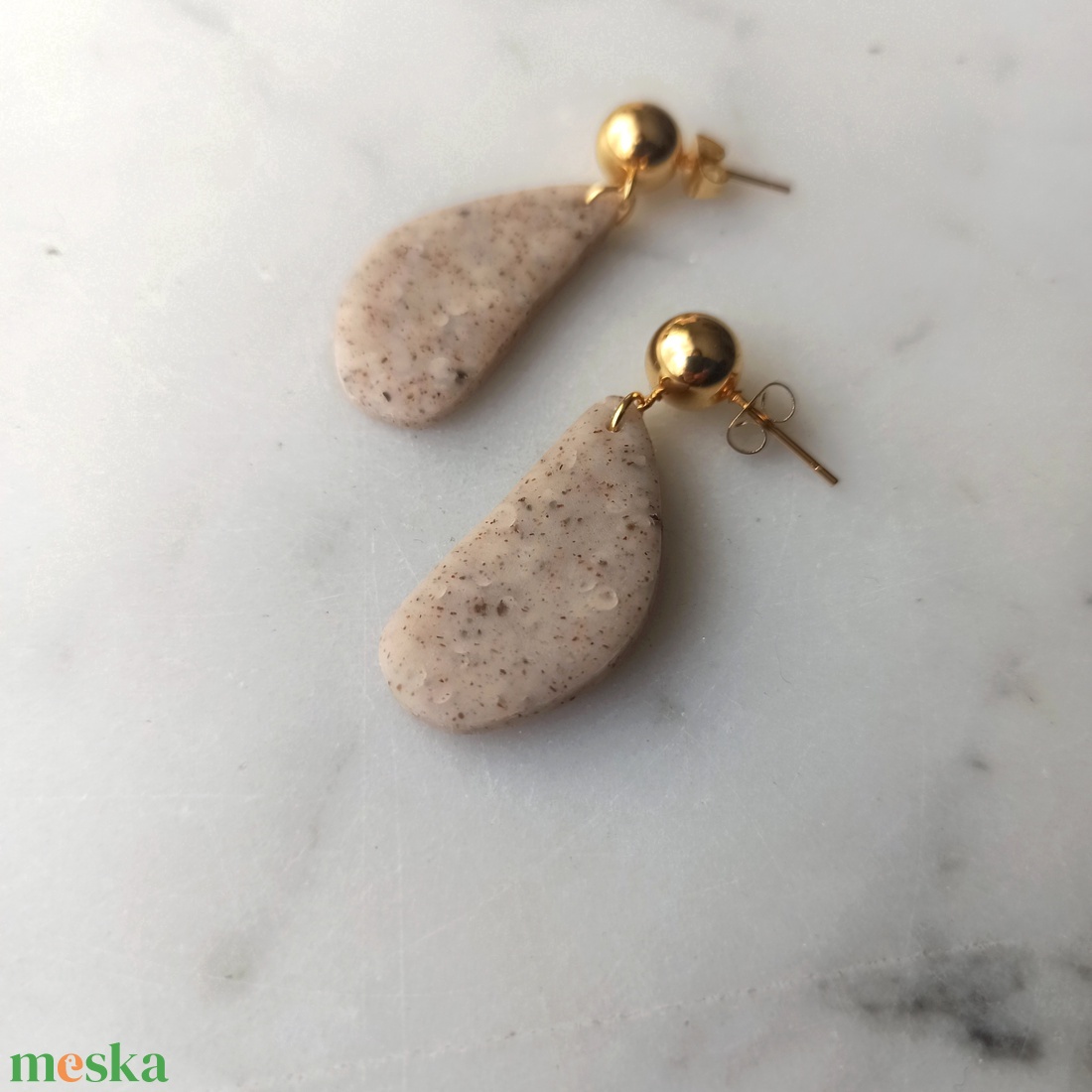 Csepp bedugós gyurma fülbevaló - ékszer - fülbevaló - lógó fülbevaló - Meska.hu