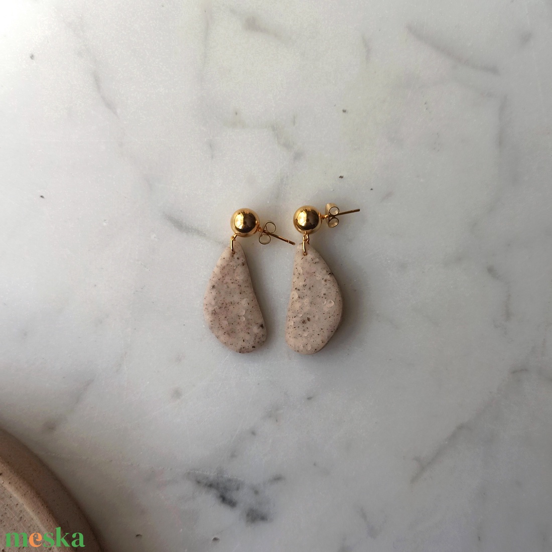 Csepp bedugós gyurma fülbevaló - ékszer - fülbevaló - lógó fülbevaló - Meska.hu