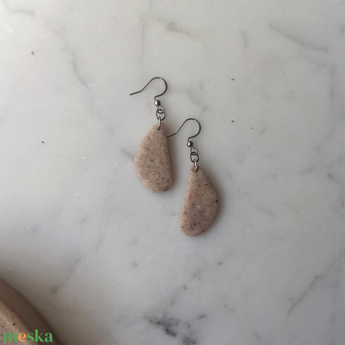 Csepp bedugós gyurma fülbevaló - ékszer - fülbevaló - lógó fülbevaló - Meska.hu